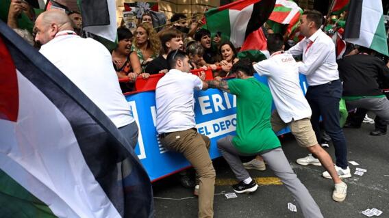 Protestas contra el Israel Premier Tech en la Vuelta a España 2025. Protestas contra el Israel Premier Tech en la Vuelta a España 2025.