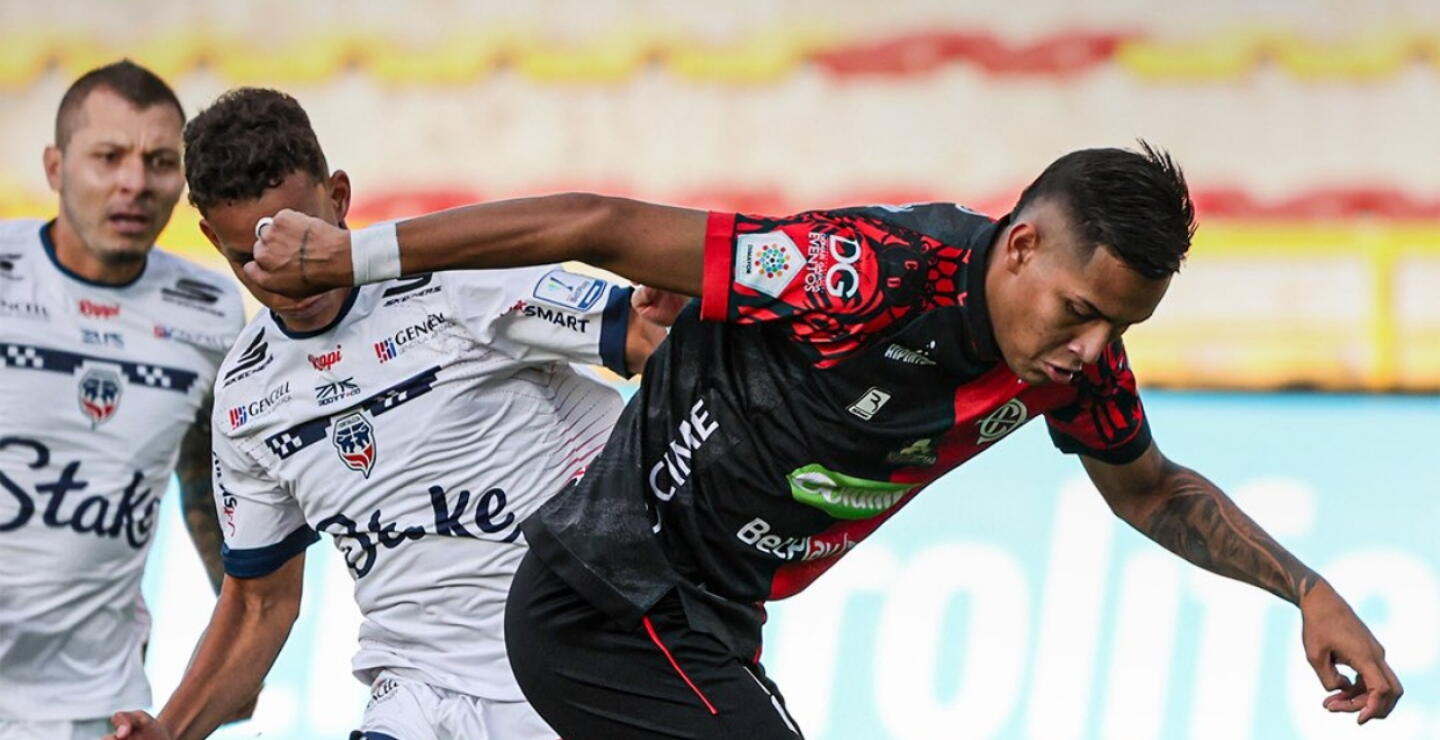 Acción de juego entre Fortaleza y Cúcuta Deportivo por la cuarta fecha de la Liga BetPlay II-2026.