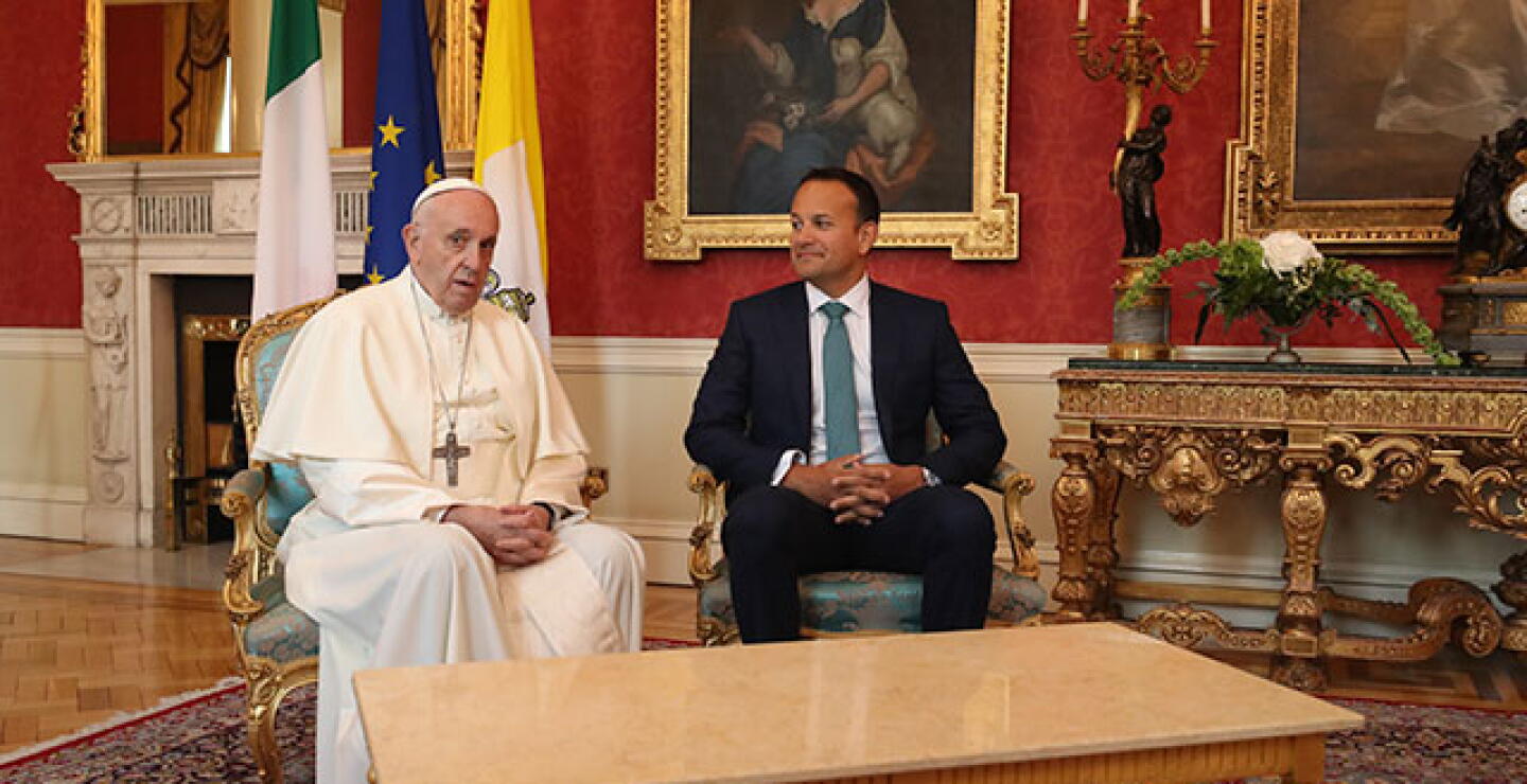 AFP/ Papa Francisco (izquierda) y el primer ministro Leo Varadkar (derecha) en el Castillo de Dublín