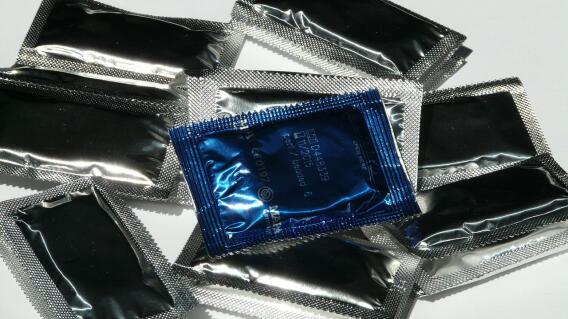 Condenan a mujer por romper los condones de su pareja Condenan a mujer por romper los condones de su pareja