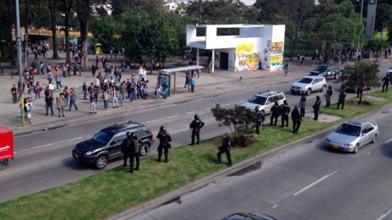 Manifestantes intentan bloquear la carrera 30 de Bogotá, frente a la Universidad Nacional. Manifestantes intentan bloquear la carrera 30 de Bogotá, frente a la Universidad Nacional.