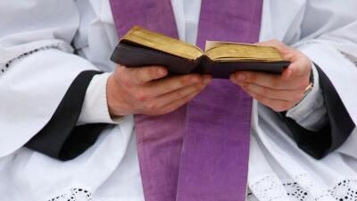 Imagen referencial de los atuendos y los colores litúrgicos durante la Semana Santa; uno es el morado