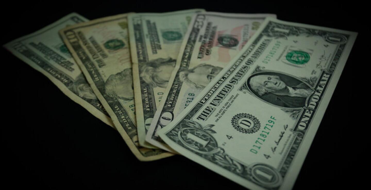¿Por qué el precio del dólar ha tenido una tendencia a la baja en Colombia?