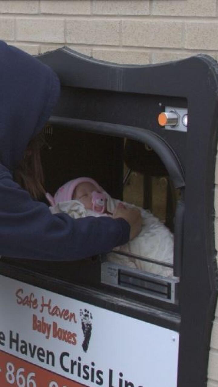 Bombero adoptó a recién nacida que fue dejada en una caja de “emergencia” para bebés
