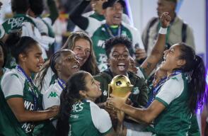 Deportivo Cali, campeonas de la Liga femenina 2024, al vencer a Santa Fe en El Campín.  Deportivo Cali, campeonas de la Liga femenina 2024, al vencer a Santa Fe en El Campín.