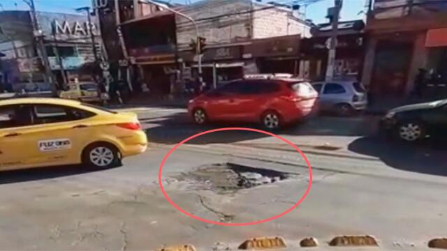 El tremendo cráter en Plaza de las Américas que está pasando factura a conductores