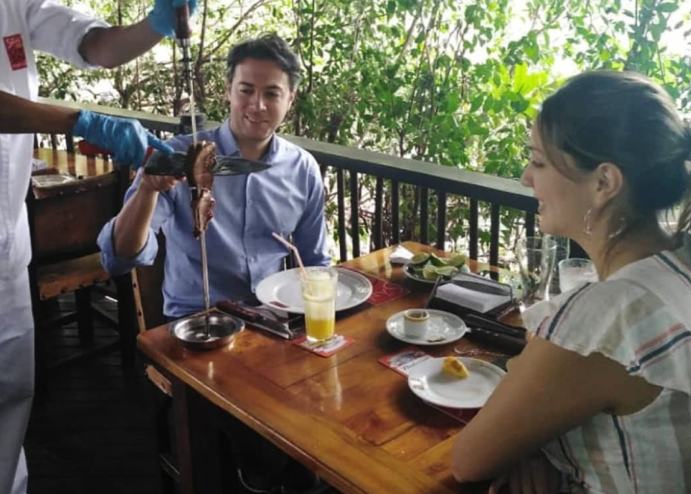 Daniel Quintero y Diana Osorio en restaurante de Medellín Daniel Quintero y Diana Osorio en restaurante de Medellín