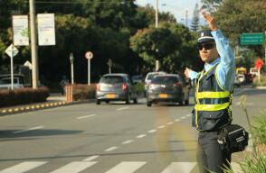 328208_BLU Radio. Agente de tránsito en Medellín / Foto: @sttmed