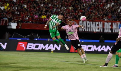Acción de juego entre Cúcuta Deportivo y Atlético Nacional por la Liga II-2026.