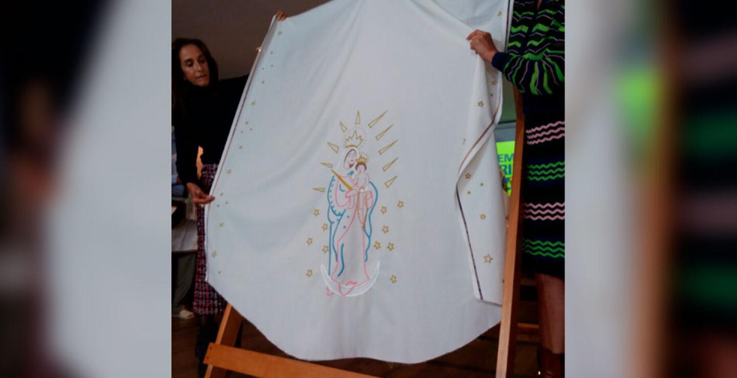 Casulla bordada a mano por artesanas de Cartago en honor a la virgen de Chiquinquirá