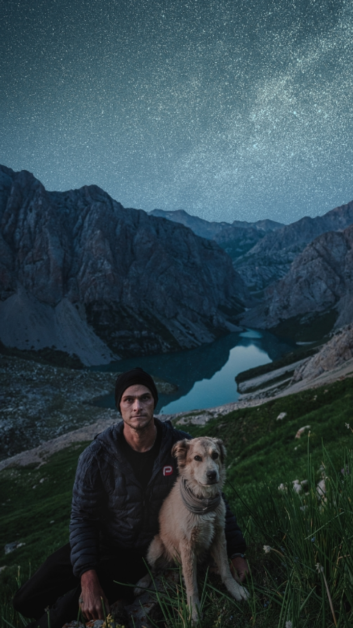 Les tomó siete años: hombre y su perro le dieron la vuelta al mundo caminando