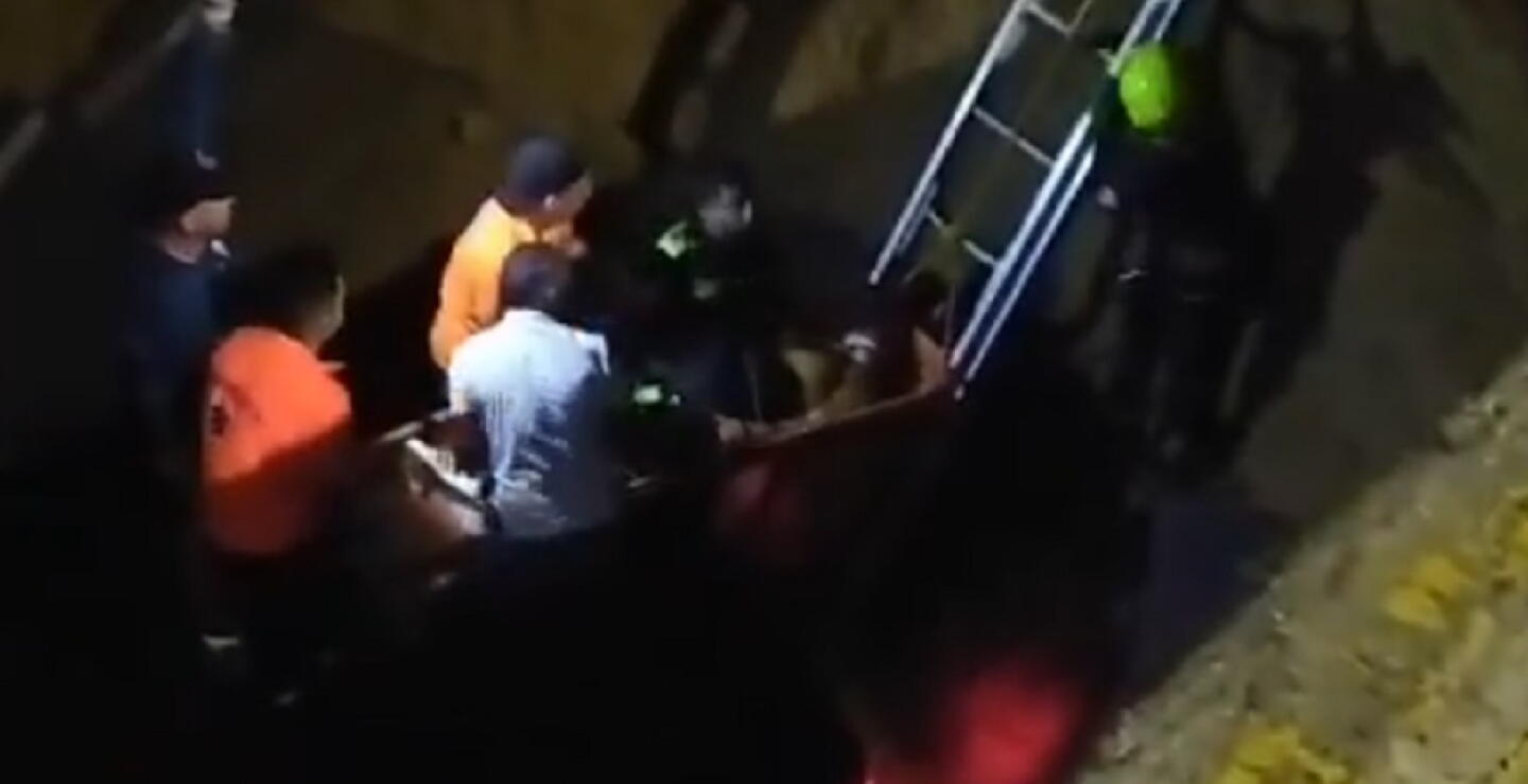 Con esta escalera sacaban muertos tras colapso de puente en vía Barranquilla-Soledad