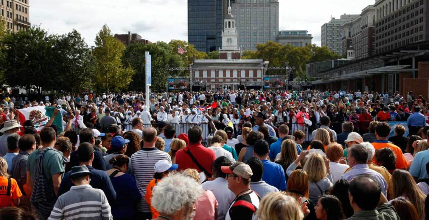 "El papa puede interceder para ayudar a los inmigrantes y frenar las deportaciones", dijo a la AFP Marta Domínguez, una mexicana que vive en Norristown (32 km al norte de Filadelfia) que estuvo en el Independence Hall.