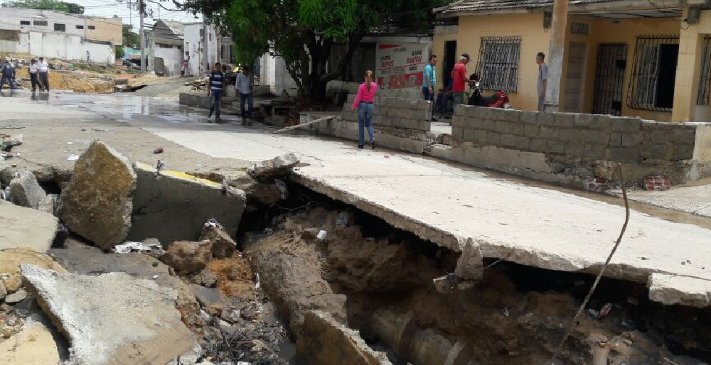 264766_Los daños generaron problemas en las placas de asfalto de las vías contiguas a obras de canalización de arroyos. Foto: bluradio.com