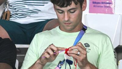 El británico Tom Daley teje