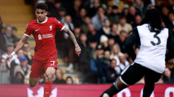 Luis Díaz, en acción de juego de Fulham vs. Liverpool, por la fecha 34 de la Premier League Luis Díaz, en acción de juego de Fulham vs. Liverpool, por la fecha 34 de la Premier League