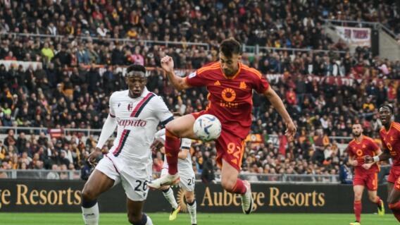 Jhon Janer Lucumí en el partido contra la Roma. Jhon Janer Lucumí en el partido contra la Roma.