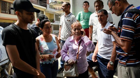 313443_Blu Radio. Familiares víctimas de accidente en Ecuador. Foto: AFP