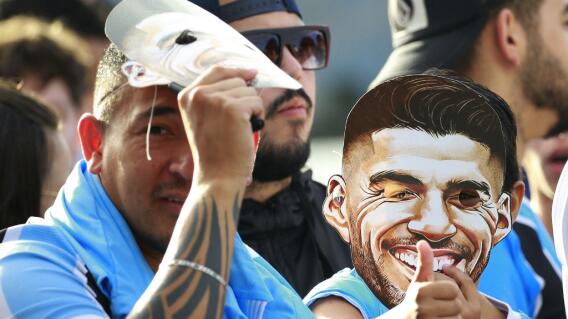 Hinchas de Gremio despiden a Luis Suárez. Hinchas de Gremio despiden a Luis Suárez.