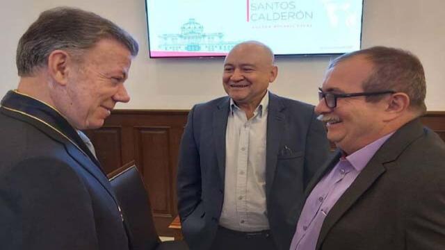 “En un mismo barco”: regalo de Juan Manuel Santos emocionó a Timochenko