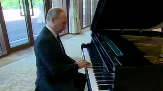 ¿Mejor músico que presidente? Así toca Putin el piano