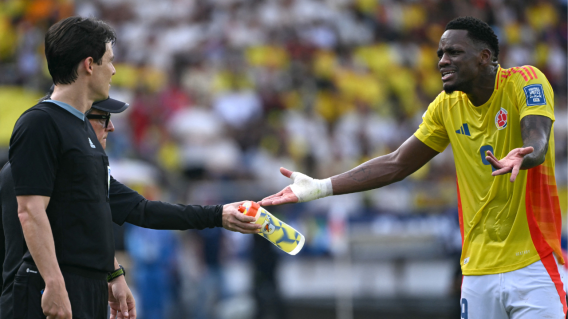 Jhon Durán, delantero de la Selección Colombia, reclamó por una falta no sancionada en el partido contra Perú Jhon Durán, delantero de la Selección Colombia, reclamó por una falta no sancionada en el partido contra Perú