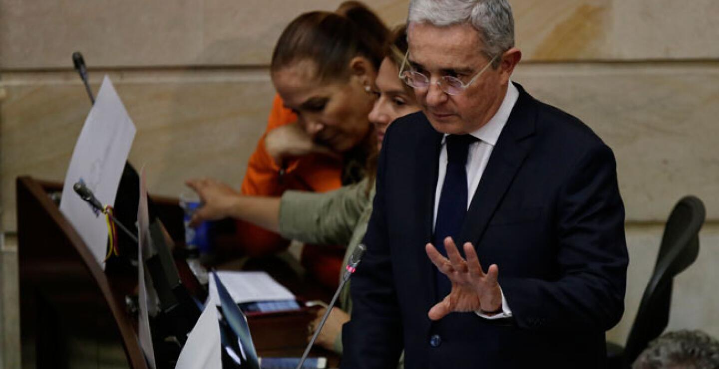 241216alvaro-uribe_col.jpg