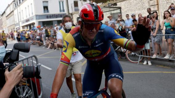 Mads Pedersen celebra luego de haber ganado una etapa en el Tour de Francia 2023 Mads Pedersen celebra luego de haber ganado una etapa en el Tour de Francia 2023