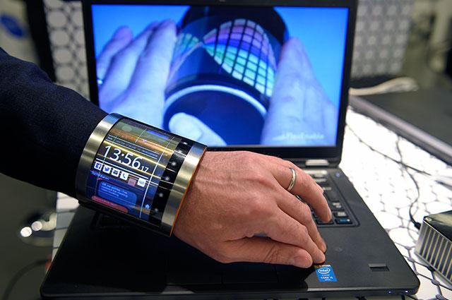 Grafeno, milagroso material que podría crear celulares flexibles y ayudar a pacientes sin habla