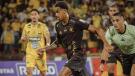 Acción de juego entre Bucaramanga y América de Cali por la ida de los octavos de final de Copa BetPlay 2025.