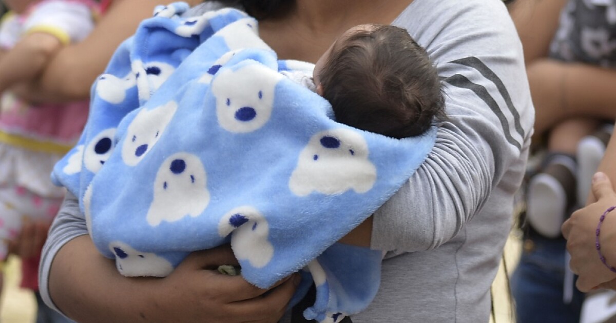 Video muestra el momento en que un bebé casi se asfixia con una cobija