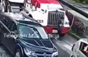 Tractomula pasa por encima de mujer