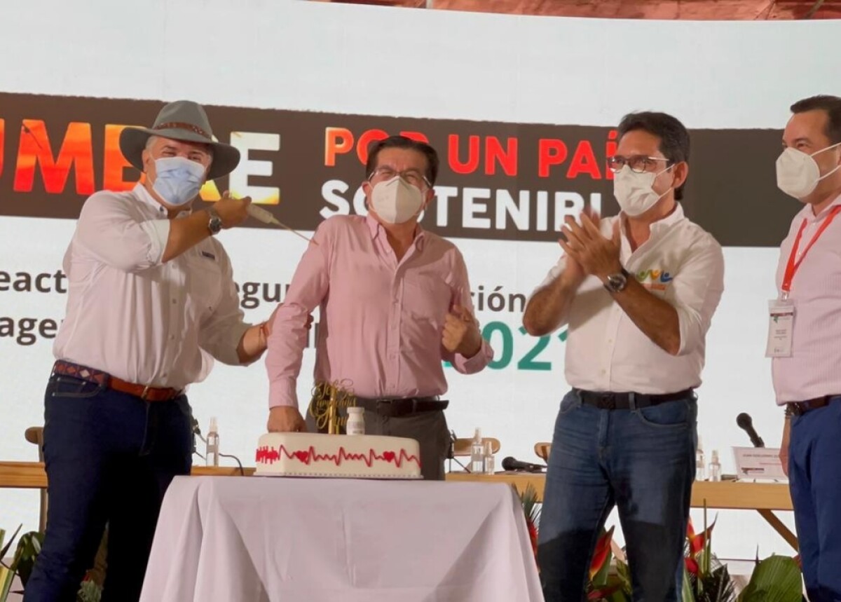 Con una jeringa gigante, Duque 'vacunó' al ministro de Salud en su cumpleaños