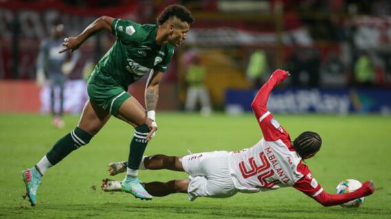 Acción de juego entre La Equidad y Santa Fe, por la fecha 13 de la Liga BetPlay I-2025.
