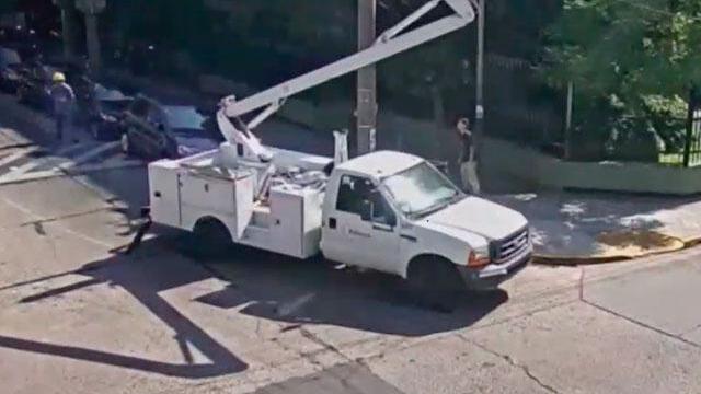 Desesperado por un trancón, intentó correr una grúa a las malas y casi mata a operario