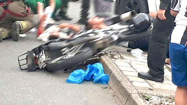 En video quedó momento en que dos presuntos fleteros piden ayuda tras ser arrollados en Medellín