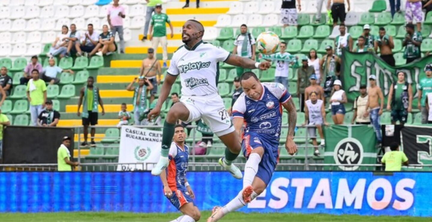 Acción de juego entre Alianza FC y Deportivo Cali en el Armando Maestre Pavajeau.