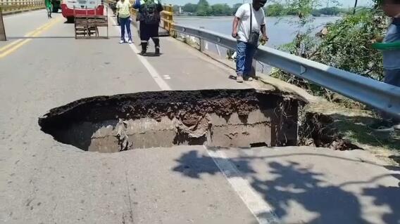Pérdida de banca en el puente Guillermo Gaviria que conecta a Santander con Antioquia.jpg