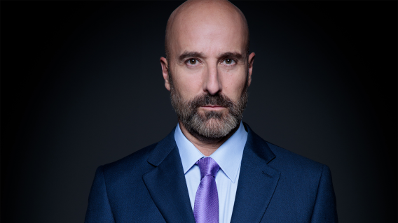 Antonio Gil es Julio en Pedro, el Escamoso.