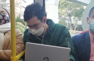 Viral: sacó su computador en Transmilenio y empezó a trabajar. 