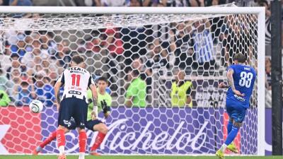 Stefan Medina ocupó la posición de arquero en Monterrey vs. Cruz Azul en la Copa de Campeones de la Concacaf.