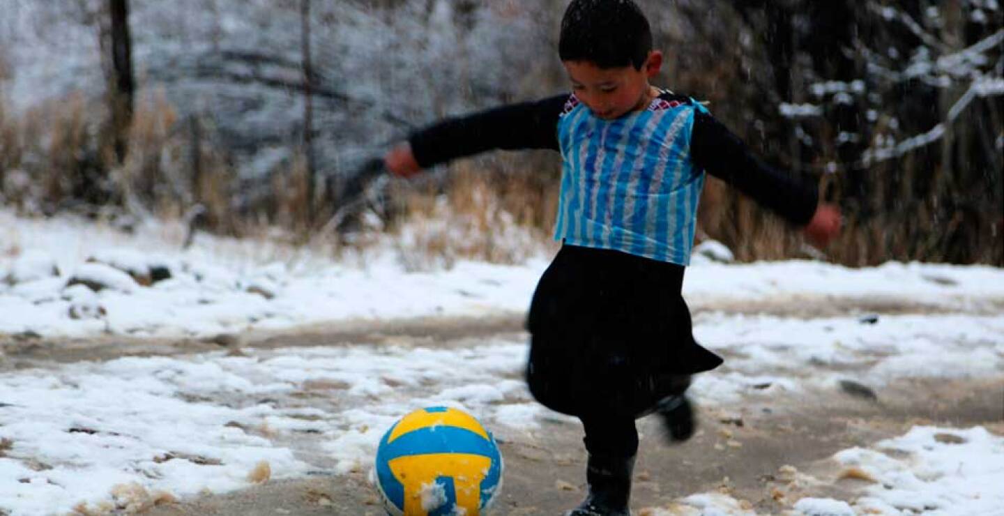 Murtaza se hizo famoso a comienzos de este año cuando fue fotografiado portando una camiseta de la selección argentina confeccionada con bolsas de plástico, en la que inscribió el nombre de su ídolo y el número 10 con un marcador negro.