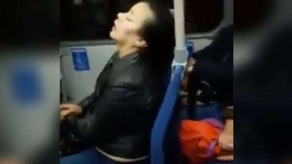 8217_La Kalle - Mira lo que le pasó a esta mujer que se quedó DORMIDA en pleno TransMilenio - Foto: Facebook 8217_La Kalle - Mira lo que le pasó a esta mujer que se quedó DORMIDA en pleno TransMilenio - Foto: Facebook
