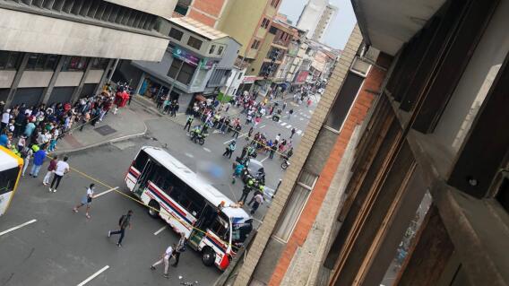 Conductora en aparente estado de embriaguez arrolló a motociclista en Medellín. Conductora en aparente estado de embriaguez arrolló a motociclista en Medellín.