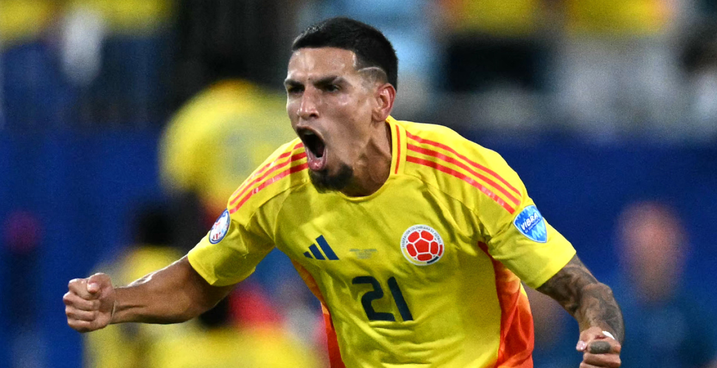 Daniel Muñoz, lateral de la Selección Colombia, celebra un gol en las Eliminatorias Sudamericanas