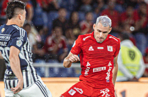 Acción de juego en el duelo entre América vs. Junior, por Liga BetPlay.