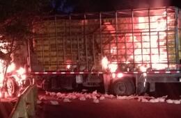 Camión cargado con pollos fue incinerado en zona rural de Jamundí: hay bloqueos en la vía