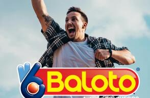 Hombre celebra por ganador del Baloto. 