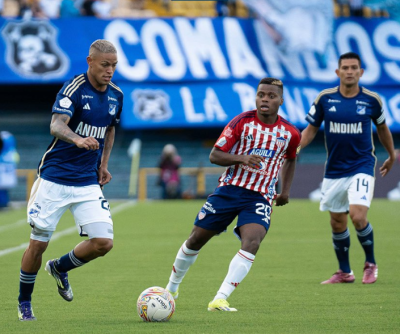 Millonarios y Junior en acción de juego en el estadio El Campín, por los cuadrangulares. Millonarios y Junior en acción de juego en el estadio El Campín, por los cuadrangulares.