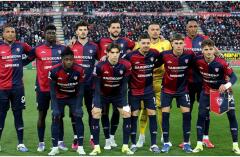 Yerry Mina en la formación del Cagliari frente al Nápoles por la Serie A.